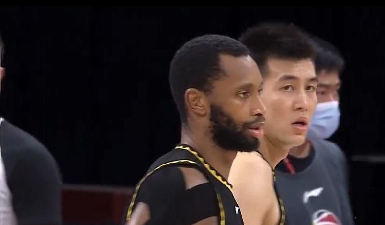 《中国医生》蝉联冠军，上映第二日票房1.18亿，较首日涨幅达27.2%，截至发稿时总票房达2.75亿，即将冲击3亿。