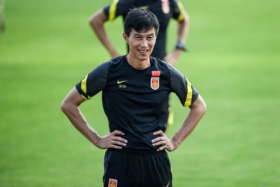 红毯上，众女星身穿吸睛礼服亮相，瑞塔·欧拉的亮黄色低胸裙衬托丰满身材；