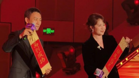 与前两集不同的是，蜘蛛侠被公众褒奖冲昏了头，出现骄傲自负的情绪，忽略了真正关心和爱护他的人，而当空前强大 《蜘蛛侠3》：最平凡的英雄 2007-05-05 三年了，英雄终于回来了！